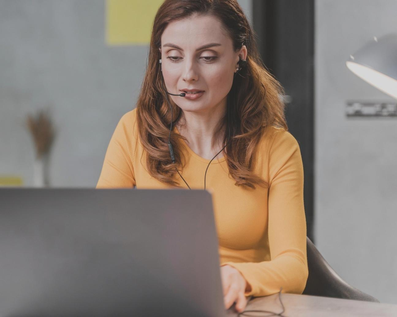 Teilnehmende arbeiten an Finanzprojekten