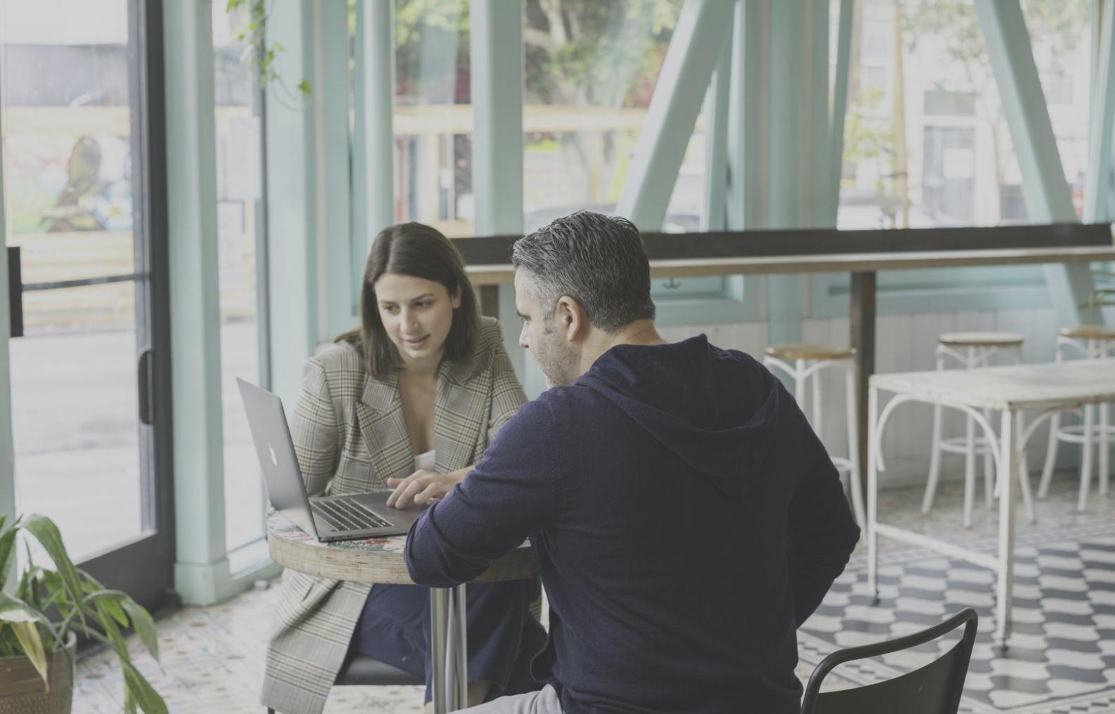 Teilnehmende präsentieren Finanzprojekte