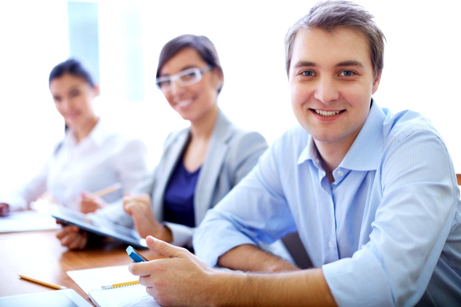 Teilnehmer arbeitet konzentriert an Finanzplanung